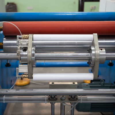 Продовольственная упаковка Полуавтоматическая двойная станция Сцепление пленки Пекарная бумага Алюминиевая фольга Руловая машина для переворачивания