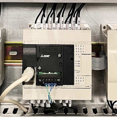 Алюминиевая фольга Маленькая рулоновая режущая машина с магнитным порошковым сцеплением 25N.m