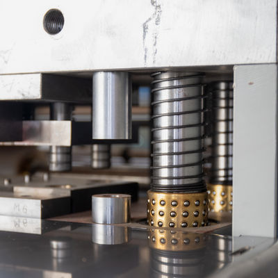 Профессиональное производство полуавтоматическая пиловая пресс-машина 2130 * 1480 * 1180 мм в размере